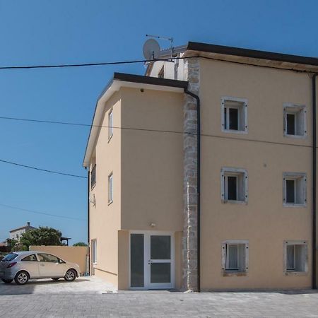 Lana House With Apartments Petrovija Екстериор снимка