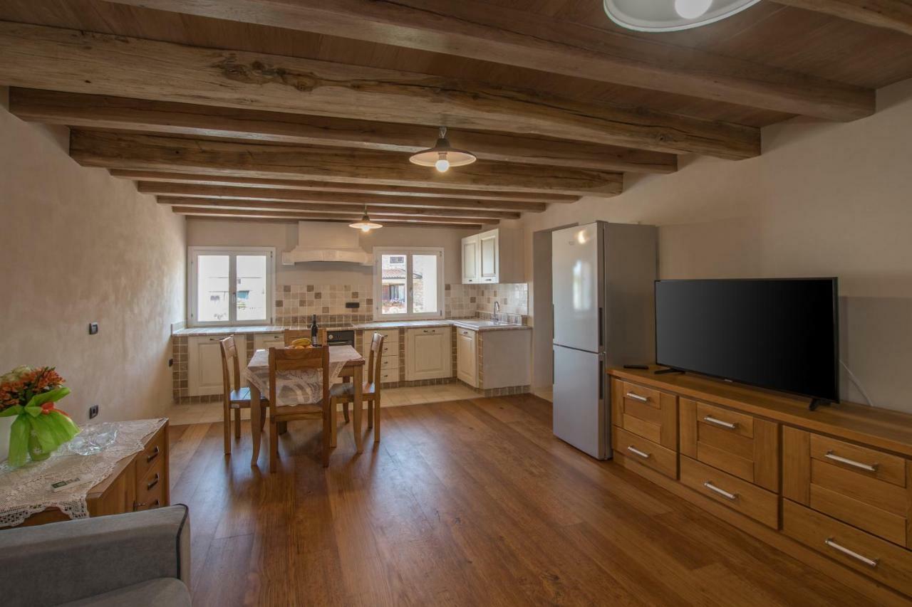 Lana House With Apartments Petrovija Екстериор снимка