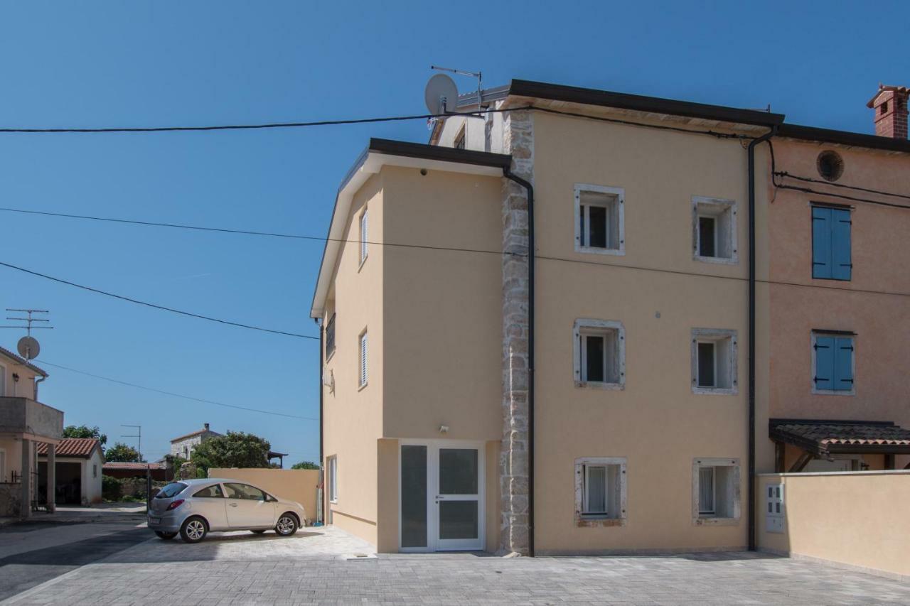 Lana House With Apartments Petrovija Екстериор снимка