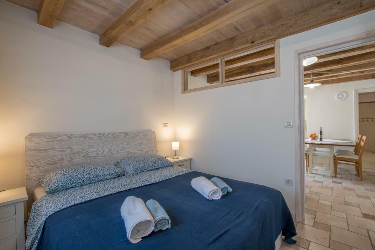 Lana House With Apartments Petrovija Екстериор снимка