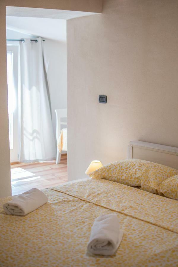 Lana House With Apartments Petrovija Екстериор снимка