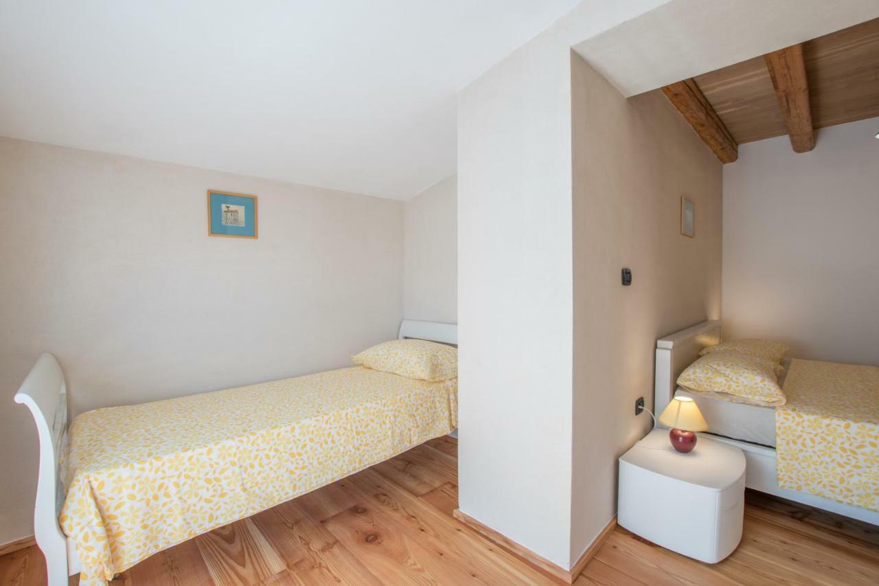 Lana House With Apartments Petrovija Екстериор снимка